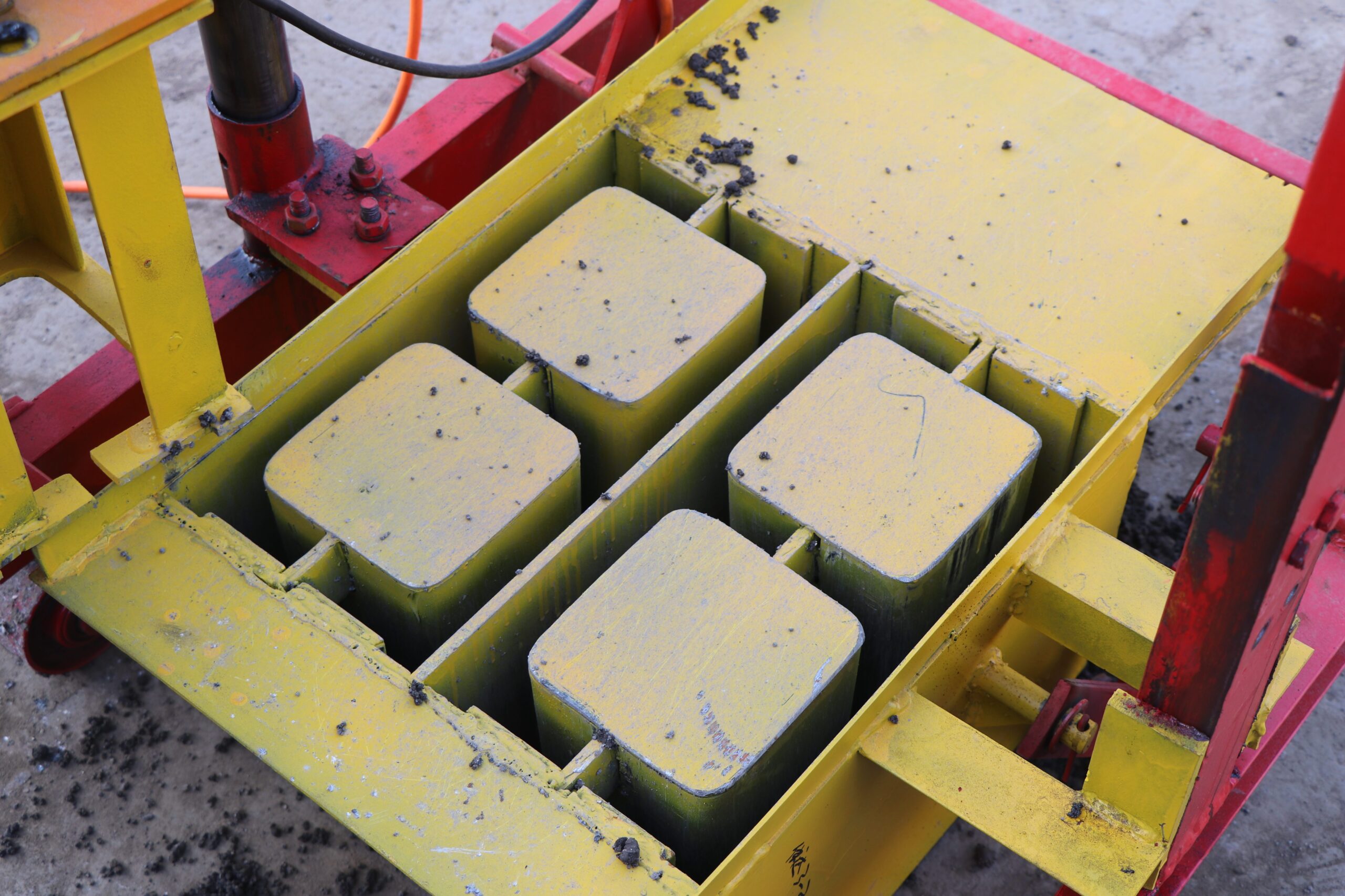 qt40 3c mini small moving mobile concrete hollow block brick making machine